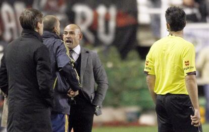 Jémez se encara con el cuarto árbitro.
