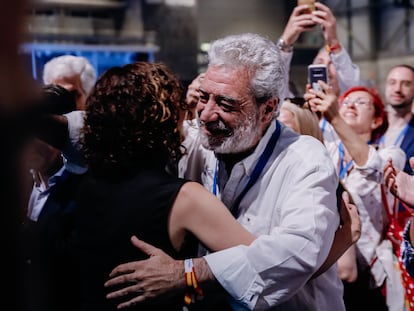 La presidenta madrileña, Isabel Díaz Ayuso, abraza a su jefe de gabinete, Miguel Ángel Rodríguez, en el congreso del PP de Madrid en mayo de 2022.