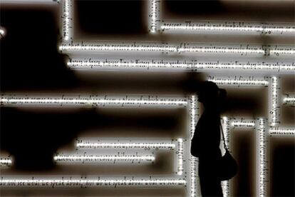 Instalación de Joseph Kosuth <i>A propos</i> expuesta en la feria, que presenta obras de más de 1.500 artistas.