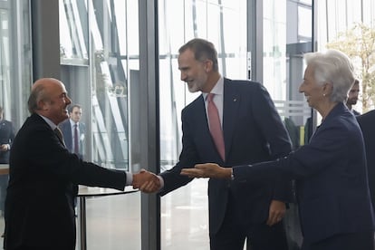 Durante su viaje oficial a Alemania, al que acudió acompañado de la Reina, Felipe VI visitó la sede del Banco Central Europeo en Fráncfort. Se reunió con su presidenta, Christine Lagarde, y saludó al vicepresidente del BCE, Luis de Guindos.