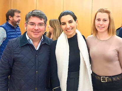 Desde la izquierda, el candidato de Vox a la alcaldía de Parla, Juan Marcos Manrique, la candidata a la presidencia de la Comunidad, Rocío Monasterio y la detenida, Ana González, en marzo de 2022.