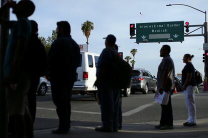 Peatones esperan para cruzar una calle muy cerca de la frontera, en Calexico, California (EE.UU).