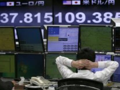 Un empleado de la Bolsa de Tokio observa los monitores de cotizaci&oacute;n.