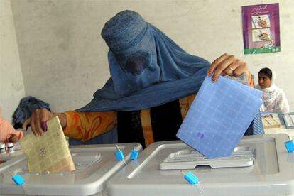 En las primeras elecciones de 1969 para elegir el primer Parlamento democrático de la historia de Afganistán, las mujeres ejercen su derecho a votar en un día histórico que el presidente Hamid Karzai ha considerado como "el día de la autodeterminación" del país.