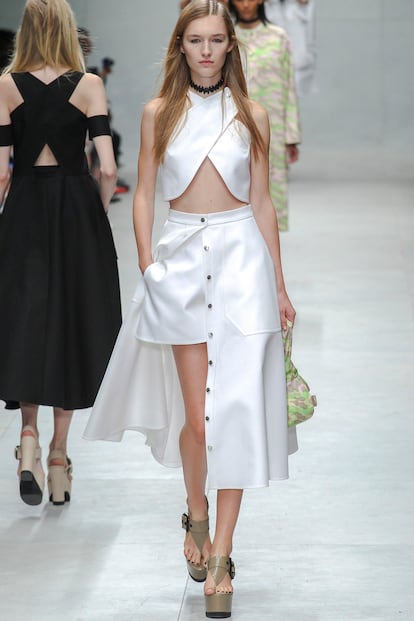 El reinado del cropped top. Una temporada más, la prenda se reinventa en tejidos y cortes afianzando su supremacía. Carven (en la foto), DKNY o Diane Von Furstenberg, entre otros, la recuperan.