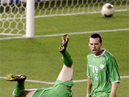 Robert Keane da una voltereta festiva en presencia de Breen.