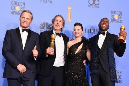 De izquierda a derecha, Viggo Mortensen, Peter Farrelly, Linda Cardellini y Mahershala Ali, con los premios de 'Green Book' a Mejor película de comedia o musical y a Mejor actor de reparto.