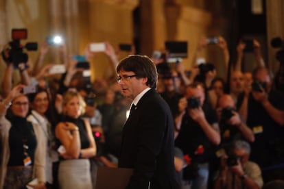 Carles Puigdemont en su llegada al Parlament.