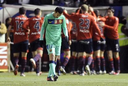 Los jugadores del Osasuna celebran un gol mientras Pedro se lamenta