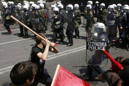 En Atenas 20.000 personas han salido a las calles para protestar contra los duros planes de austeridad del Ejecutivo.