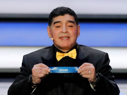 Maradona muestra la papeleta de Espa&ntilde;a.