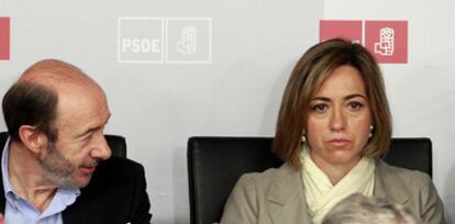 El vicepresidente Alfredo Pérez Rubalcaba y la ministra Carme Chacón, vocales del comité federal, juntos en sus asientos habituales.