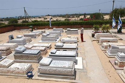 El colono Gilad Haimenrath reza ante la tumba de su hermana Tiferet en el cementerio del asentamiento de Gush Katif, en Gaza.