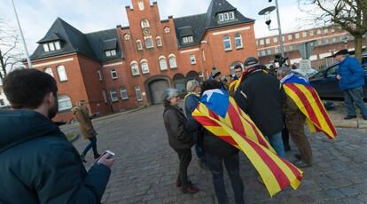 Expectació davant de la presó de Neumünster (Alemanya).