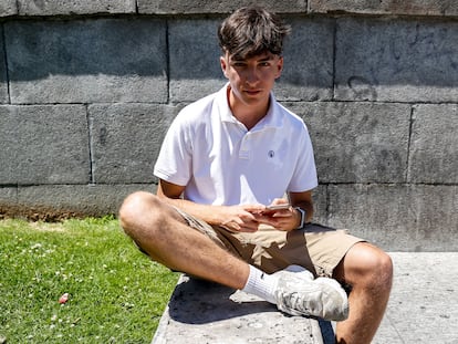 Javier González (18 años) consulta su teléfono móvil en Moncloa (Madrid).