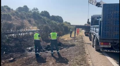 Retirada de los restos del vehículo en el que viajaban el jugador del Liverpool Diego Jota y su hermano.