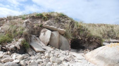 Destrozos provocados por las mareas en el yacimiento Mámoa 4, en el islote Areoso, en la ría de Arousa (Pontevedra).