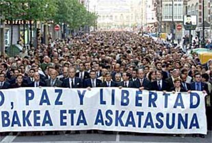 Cabeza de la manifestación. De izquierda a derecha, Pío Cabanillas, Josune Ariztondo, Odón Elorza, Román Sudupe, Santiago Ybarra, Juan José Ibarretxe, José María Bergareche, Juan José Lucas, Juan María Atutxa, Jaime Mayor, Begoña Errazti y Manuel Montero.