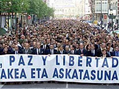 Cabeza de la manifestación. De izquierda a derecha, Pío Cabanillas, Josune Ariztondo, Odón Elorza, Román Sudupe, Santiago Ybarra, Juan José Ibarretxe, José María Bergareche, Juan José Lucas, Juan María Atutxa, Jaime Mayor, Begoña Errazti y Manuel Montero.