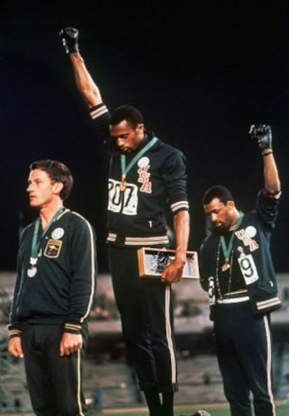 Peter Norman, Tommie Smith y John Carlos, en el podio de México 68.