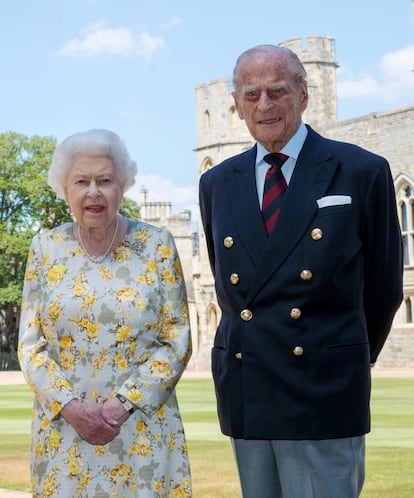 La reina Isabel II y su marido, el príncipe Felipe de Mountabatten, duque de Edimburgo, en el castillo de Windsor, con motivo del 99º cumpleaños del consorte real el 9 de junio de 2020.