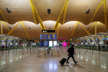 Una persona en la terminal 4 del aeropuerto Madrid-Barajas Adolfo Suárez, este viernes.