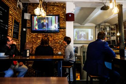 Clientes de un bar de Madrid siguen la comparecencia del presidente del Gobierno, este lunes.