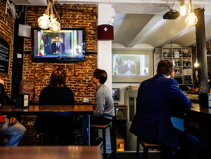 Comparecencia de Pedro Sánchez, vista desde el bar El Cano, de Madrid.