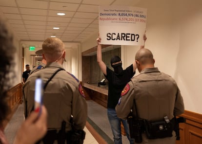 Manifestante protesta en audiencia sobre la redefinición de distritos en Austin, Texas, el 1 de agosto 2025.
