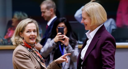 La vicepresidenta de Asuntos Económicos, Nadia Calviño, y su homóloga estonia, Annely Akkermann, durante la reunión del lunes del Eurogrupo en Bruselas. 