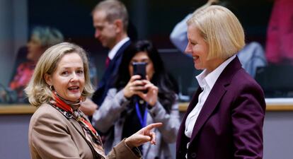 La vicepresidenta de Asuntos Económicos, Nadia Calviño, y su homóloga estonia, Annely Akkermann, durante la reunión del lunes del Eurogrupo en Bruselas. 