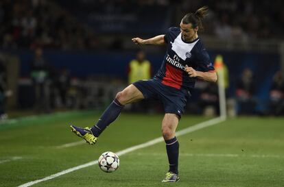 Zlatan Ibrahimovic controla la pelota de tacón en un momento del partido. 