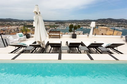 Un palacio señorial construido en 1740 en el corazón de Dalt Vila, Patrimonio Mundial de la Unesco, en un enclave único y fabuloso. Tiene siete dormitorios, seis baños completos y una gran piscina en la azotea, con vistas directas al mar. Dispone de un apartamento independiente. Precio: 9.500.000 euros.