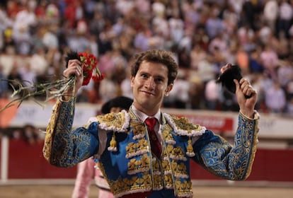 Arturo Sald&iacute;var muestra las dos orejas cortadas ayer s&aacute;bado en la Feria de San Marcos, en Aguascalientes (M&eacute;xico).