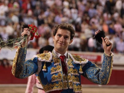 Arturo Sald&iacute;var muestra las dos orejas cortadas ayer s&aacute;bado en la Feria de San Marcos, en Aguascalientes (M&eacute;xico).