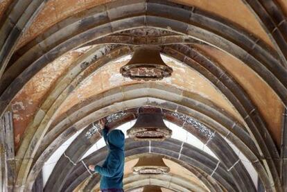 La restauradora Marta Rebora da los últimos toques a su trabajo en el claustro del monasterio.