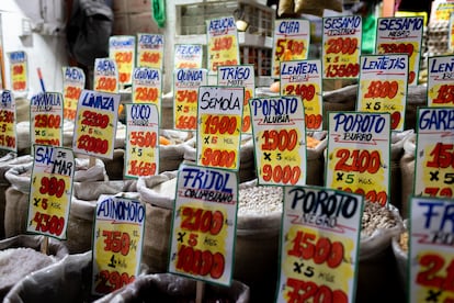 Vista de precios en un local comercial en la Vega Central, el mercado más popular de Santiago.