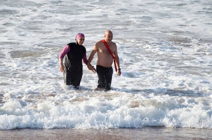 Una mujer con burkini en la playa de Oued Charrat, cerca de Rabat (Marruecos).