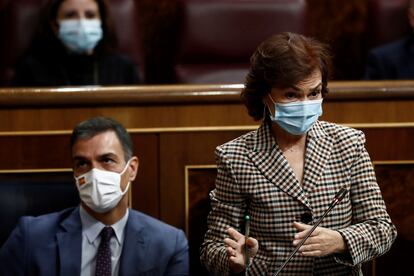 La vicepresidenta Primera del Gobierno, Carmen Calvo, interviene en la sesión de control al Ejecutivo este miércoles en el Congreso.