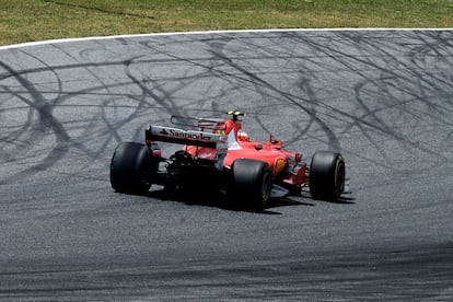 Kimi Raikkonenen conduce con un eje roto durante la carrera.