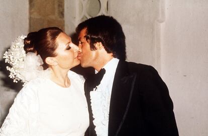 Rocío Jurado i Pedro Carrasco fent-se un petó en les seves noces celebrades a Chipiona el 1976.