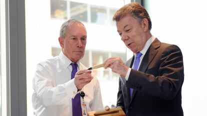 El presidente colombiano ofreciendo un regalo al magnate Michael Bloomberg