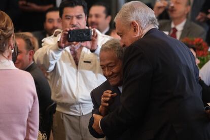 El presidente de México, Andrés Manuel López Obrador, lamentó el fallecimiento del cantautor Armando Manzanero este lunes durante su conferencia de prensa. En la imagen, el músico y el mandatario se abrazan durante la celebración del día del compositor de 2020.