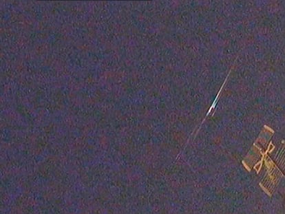 Imagen de los restos del satélite USA 231 en su reentrada en la atmósfera.