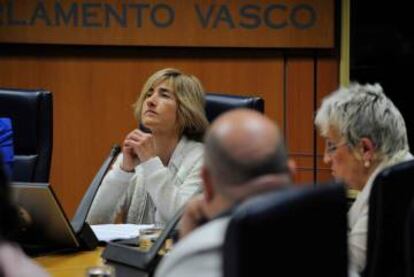 Pilar Zabala y Asun Lasa (derecha) comparecen este miércoles en el Parlamento vasco.