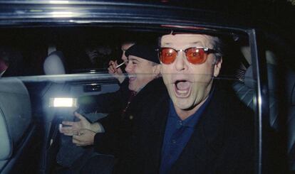 Los actores Jack Nicholson y Danny DeVito, en un coche después de salir del Tramp en febrero de 1993.