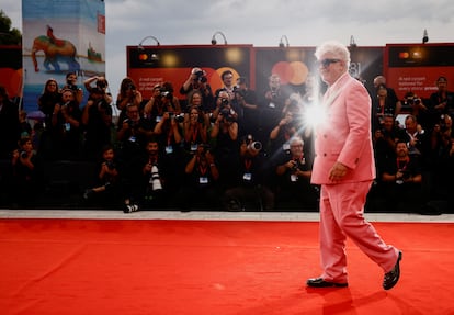 Pedro Almodovar, en la alfombra roja por su película 'La habitación de al lado', este lunes en el festival.