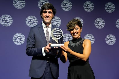 La periodista y escritora Sonsoles Ónega posa con el finalista Alfonso Goizueta tras ganar anoche el 72º Premio Planeta.