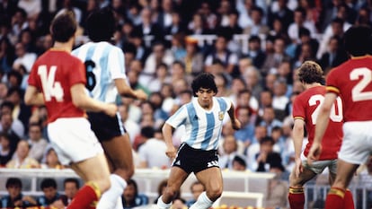 Maradona, en el Argentina-Bélgica del Mundial 82, en Barcelona, el día antes del fin de la guerra de las Malvinas.