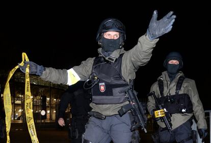 Policías en los aledaños del estadio de Hannover donde ha sido suspendido el amistoso entre Alemania y Holanda